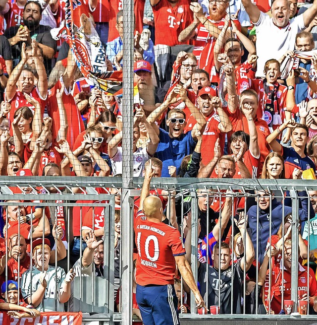 Arjen Robben feiert sein  Tor mit den Fans des FC Bayern Mnchen.   | Foto:  AFP