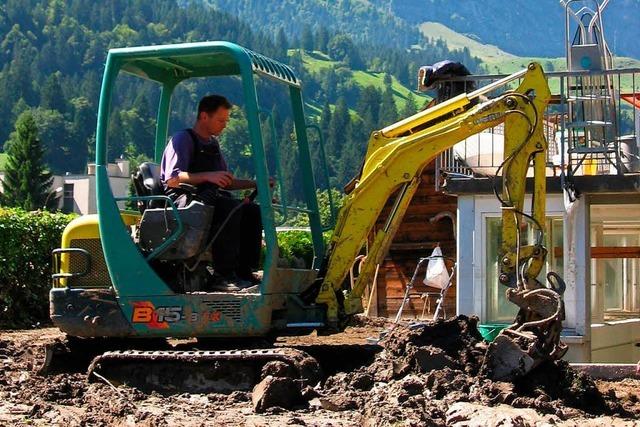 Minibagger-Spritztour in Grenzach-Wyhlen endet mit Fubruch