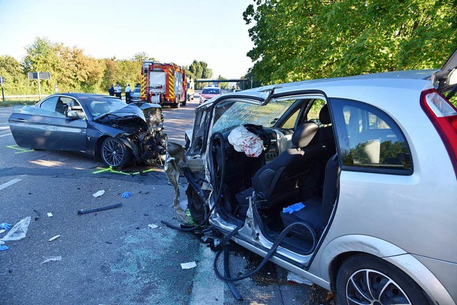 Beide Autos wurden bei dem Unfall vllig zerstrt.  | Foto: dpa