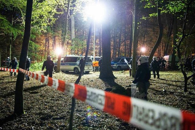 Demos im Hambacher Forst – Rumung fortgesetzt – Streit um Ende der Kohleverstromung