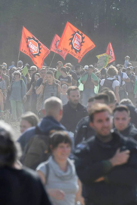 Räumung im Hambacher Forst fortgesetzt...   Streit um Ende der Kohleverstromung  | Foto: dpa