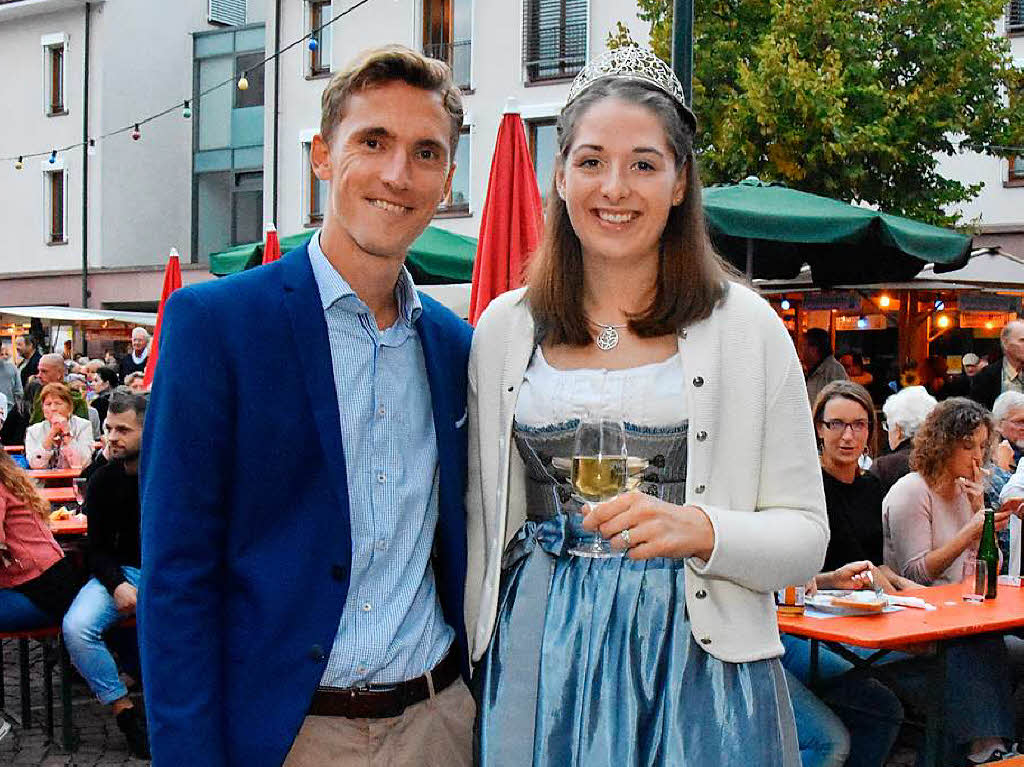 Die Badische Weinknigin Miriam Kaltenbach und Brgermeister Raphael Walz erffneten das Weinfest.