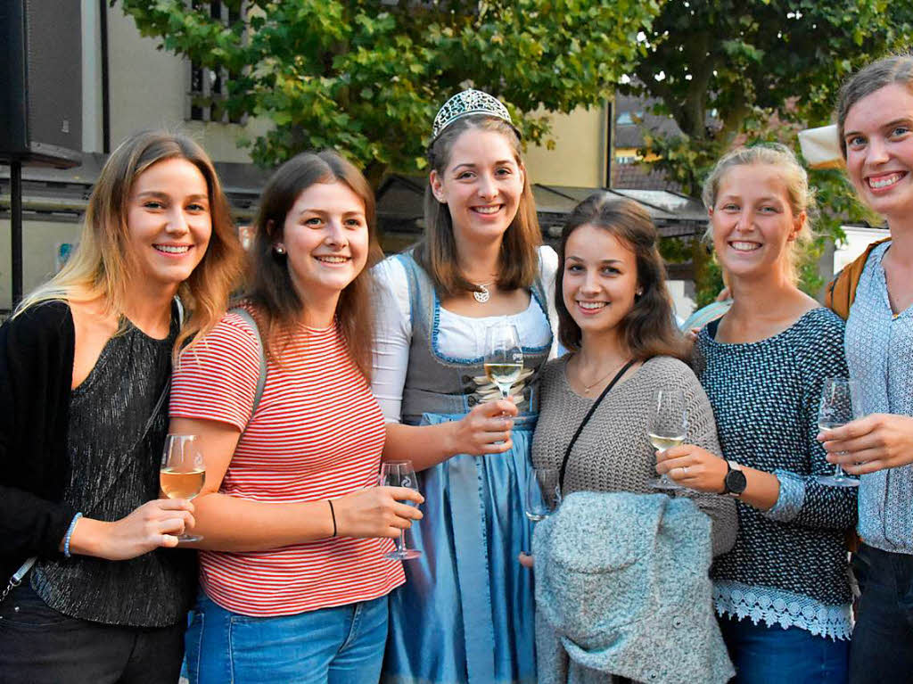 Miriam Kaltenbach stt mit Freundinnen an.