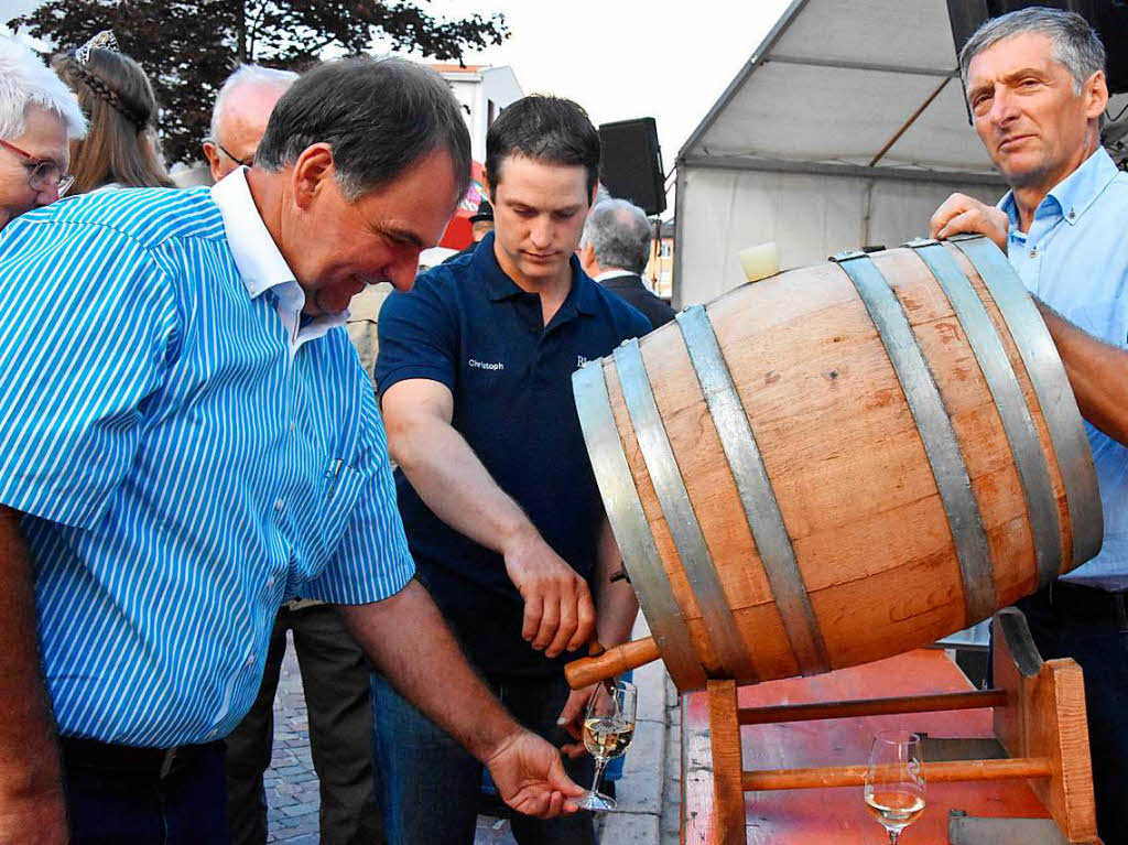 Winzer aus Gundelfingen, Wildtal und Heuweiler spenden ein Fsschen „Weinzauber“ (von links): Michael Strecker, Christoph Blattmann und Bernhard Kaltenbach.