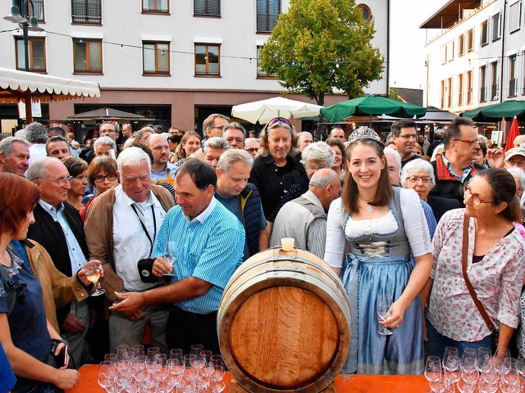 Die Badische Weinknigin Miriam Kaltenbach erffnete das Weinfest.
