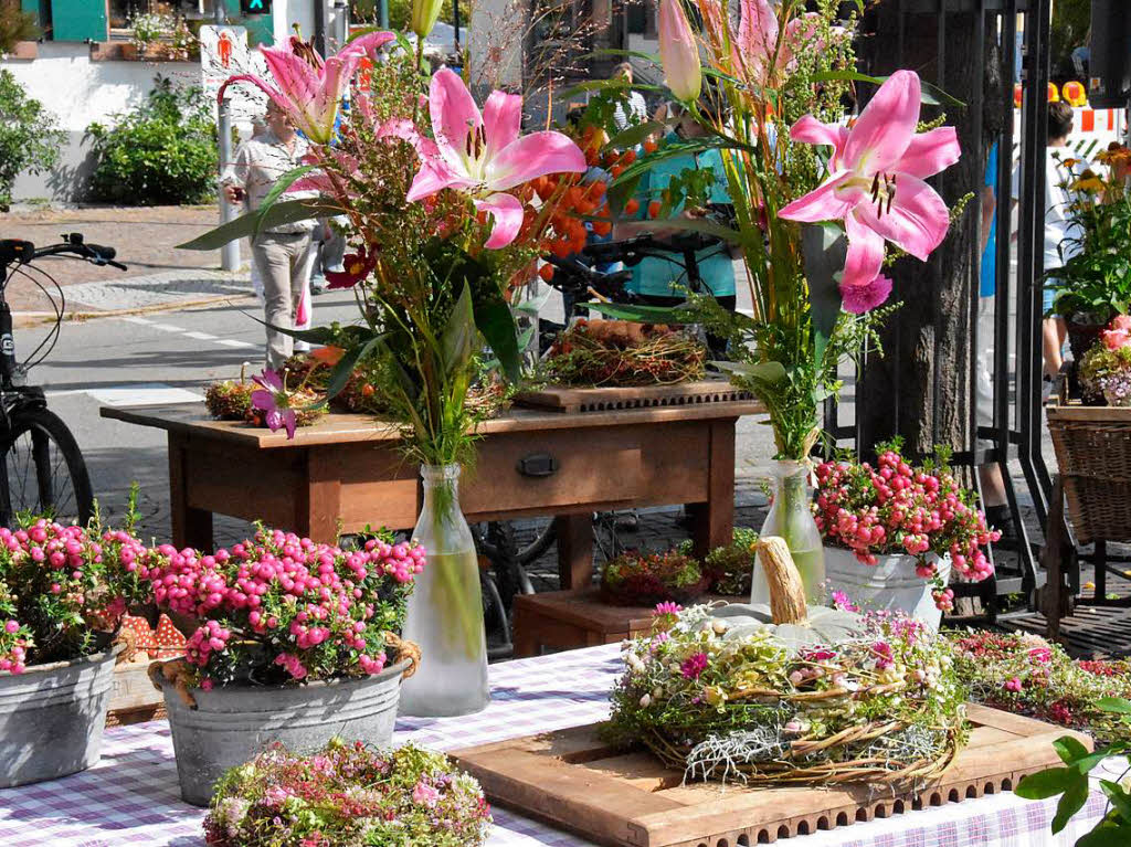 Herbstliches wie Blumengestecke, Pflanzen und Krbisse wurde ebenfalls auf dem Bauernmarkt angeboten.
