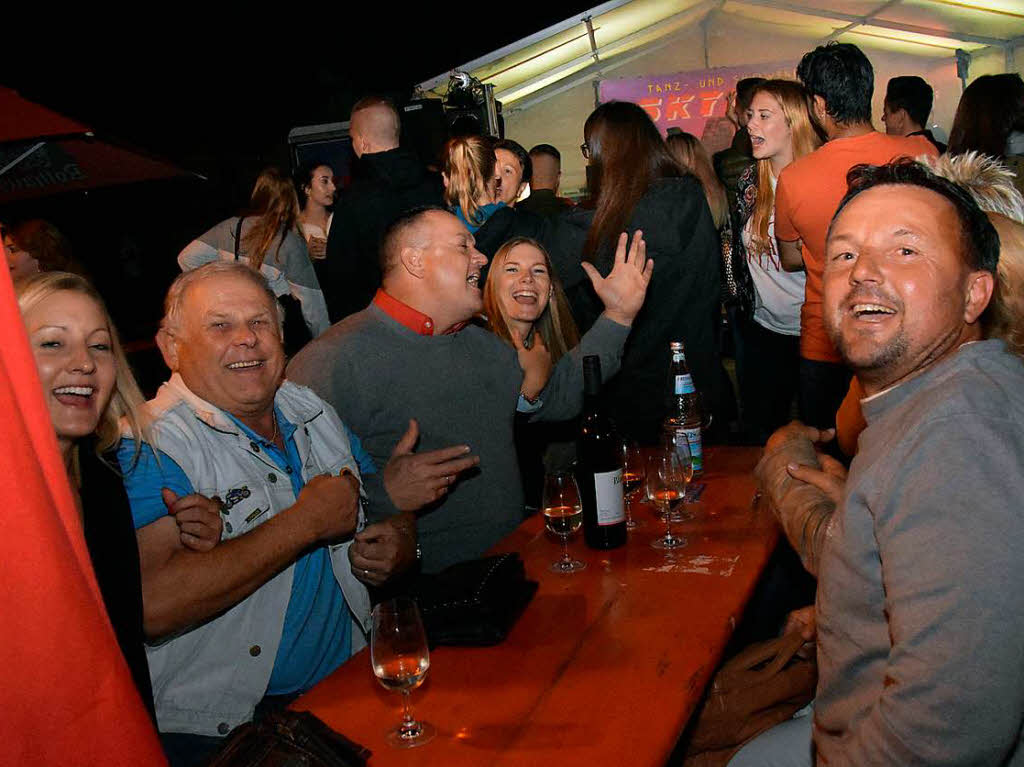 Die Besucher genossen die milden Temperaturen und den kstlichen Wein.