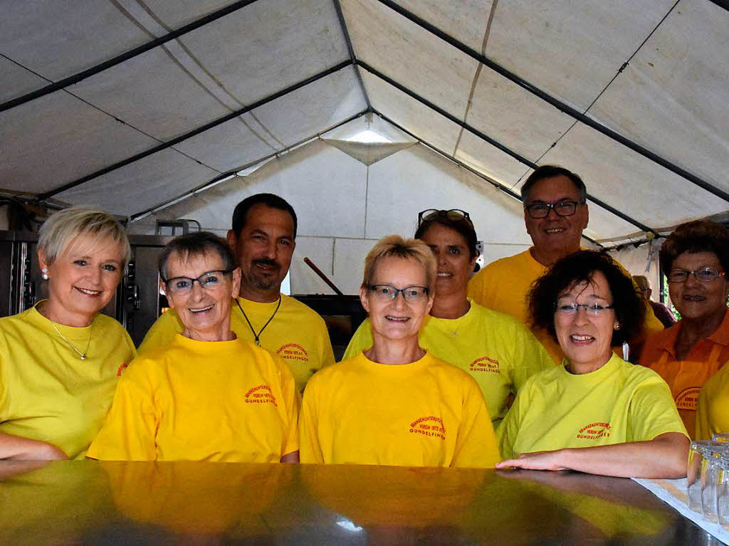 Der Krankenuntersttzungsverein hatte dieses Jahr Hilfe von der Gundelfinger Turnerschaft am Zwiebelkuchenstand