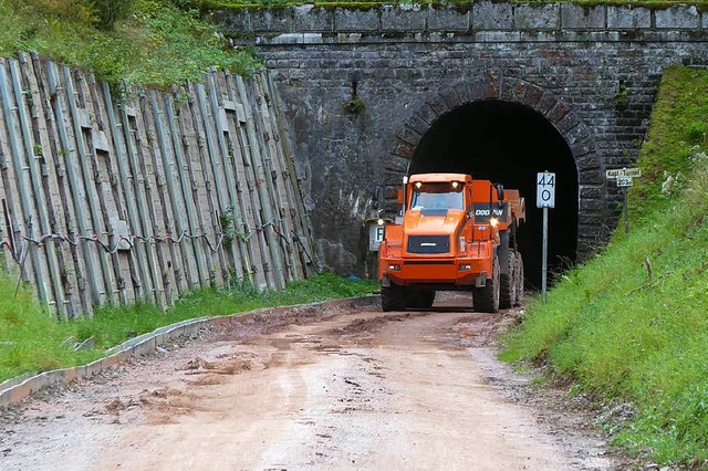 Aus dem Tunnel kommt ein Schottertransporter  | Foto: Peter Stellmach