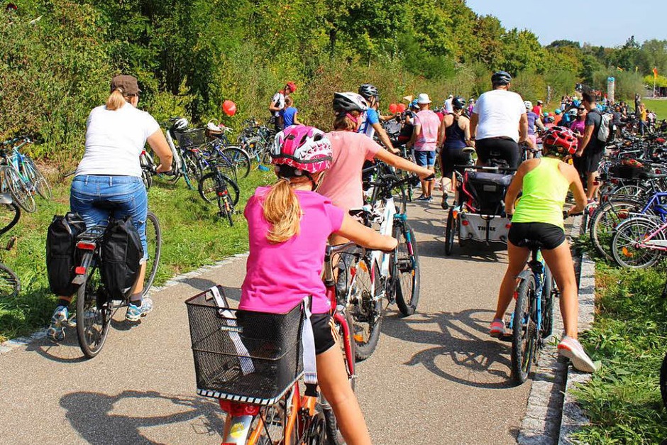 Die Nostalgie-Initiative "fast and retro" und die Tourist-Info Rheinfelden haben für eine kurzweilige Rast der Slow-up-Teilnehmer an der Strecke gesorgt. Der Andrang war groß. (Foto: Anja Bertsch) Die Nostalgie-Initiative "fast and retro" und die Tourist-Info Rheinfelden haben für eine kurzweilige Rast der Slow-up-Teilnehmer an der Strecke gesorgt. Der Andrang war groß. (Foto: Anja Bertsch)