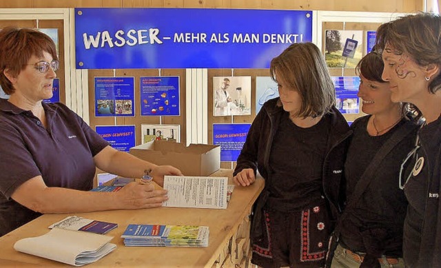 Eins von vier Elementen: Wasser bei de... den Gewinn eines E-Fahrrads hofften.   | Foto: Wolfgang Beck