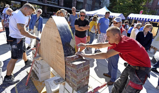 So kann man fr einen Spitzbogen punktgenau um die Ecke mauern.  | Foto: Rita Eggstein