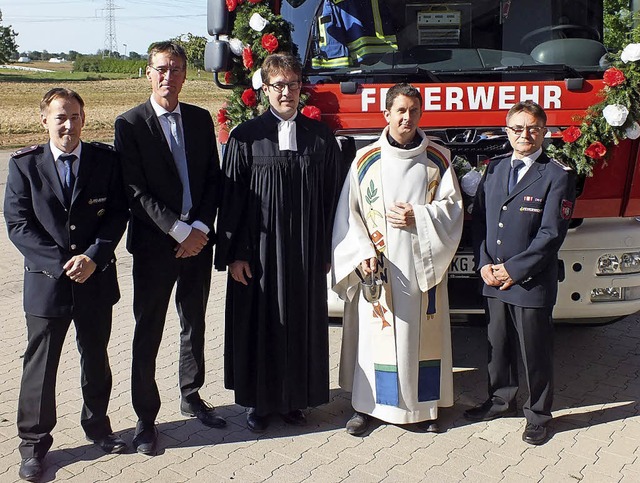 Timo Hilss (von links), Brgermeister ...bei der offiziellen Fahrzeugbergabe.   | Foto: Rudi Rest