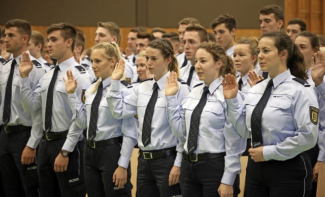 Sie wollen Polizeikommissare und -kommissarinnen werden.   | Foto: Christoph Breithaupt