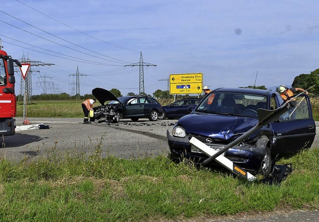 An der Einfahrt zu Allmannsweier sind zwei Autos zusammengestoen.   | Foto: Wolfgang Knstle