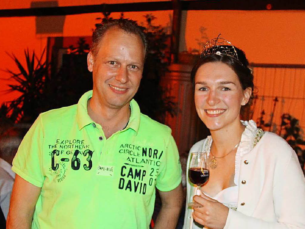 Thomas Brodbeck, Vorsitzender des Winzerkreises, mit Weinprinzessin Katrin Schmidt.