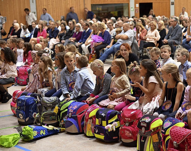 Schulranzen und Schultten bestimmten ...er der Erstklssler der Lindenschule.   | Foto: Martin Eckert