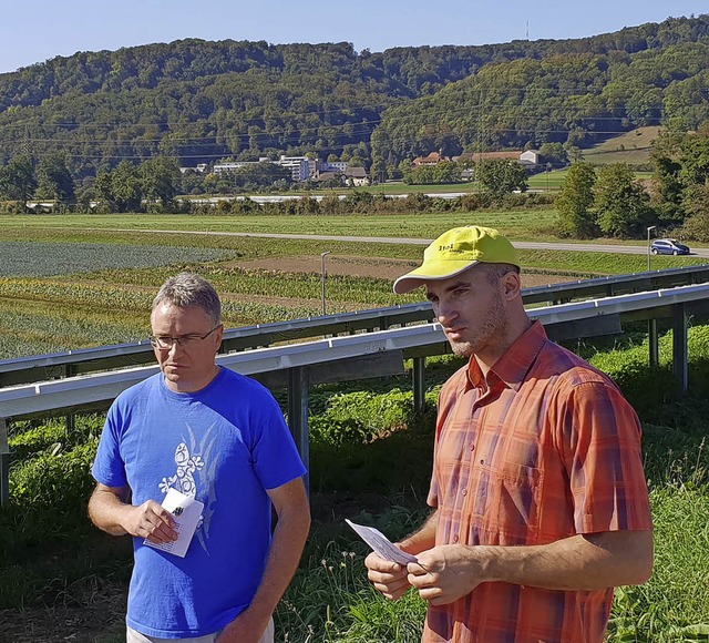 Martin Vlkle (links) und Willi Mangol...hrend der Fhrung durch den Solarpark.  | Foto: Max Maier