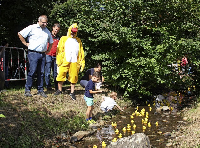 Streckenhindernisse und Flachwasserzon...Brgermeister Alexander Guhl (links).   | Foto: Gerd Leutenecker