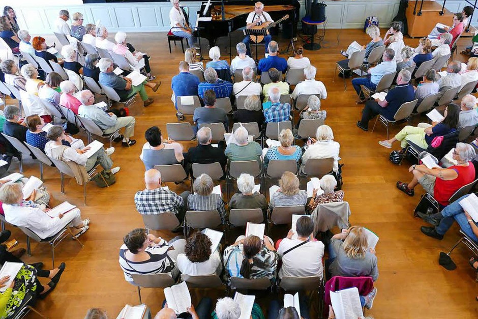 Los ging’s mit dem Querbeet-Singen mit Liedern für Freiheit und Demokratie im voll besetzten Salmen. Die Leitung lag in den bewährten Händen von Mechtild Fuchs und Stefan Böhm. (Foto: Ralf Burgmaier) Los ging’s mit dem Querbeet-Singen mit Liedern für Freiheit und Demokratie im voll besetzten Salmen. Die Leitung lag in den bewährten Händen von Mechtild Fuchs und Stefan Böhm. (Foto: Ralf Burgmaier)