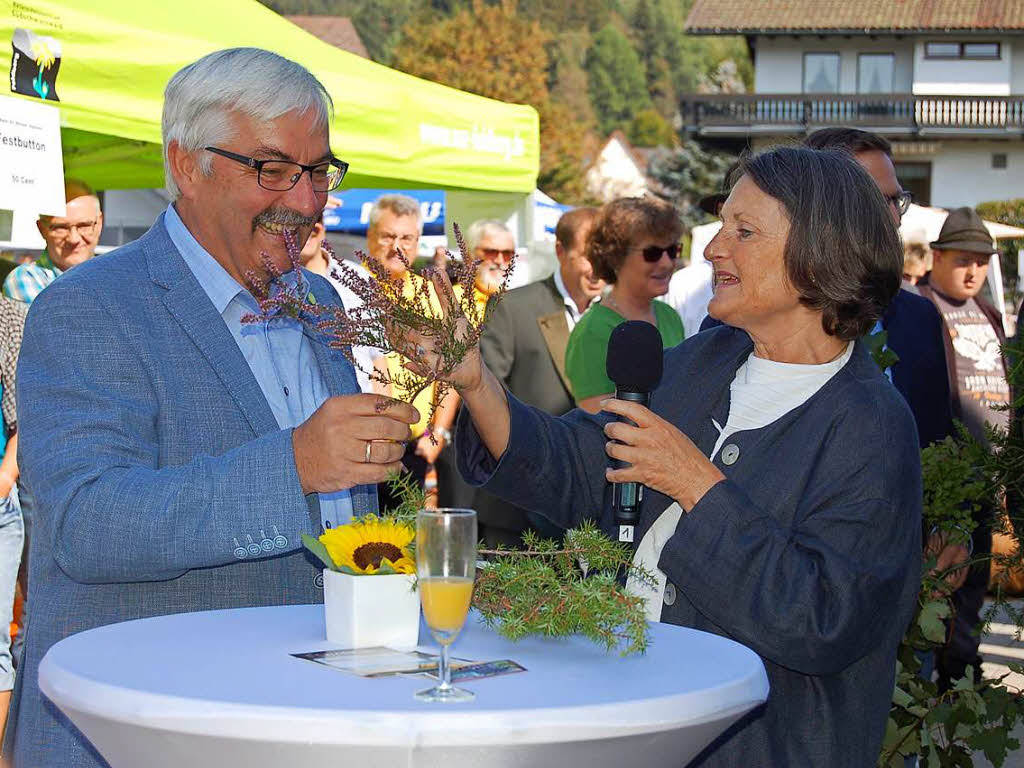 Helmut Kaiser, Brgermeister von Dachsberg und Ibach, hatte gleich mehrer Pflanzen und Pilze dabei, die Regierungsprsidentin Brbel Schffer korrekt benennen sollte.
