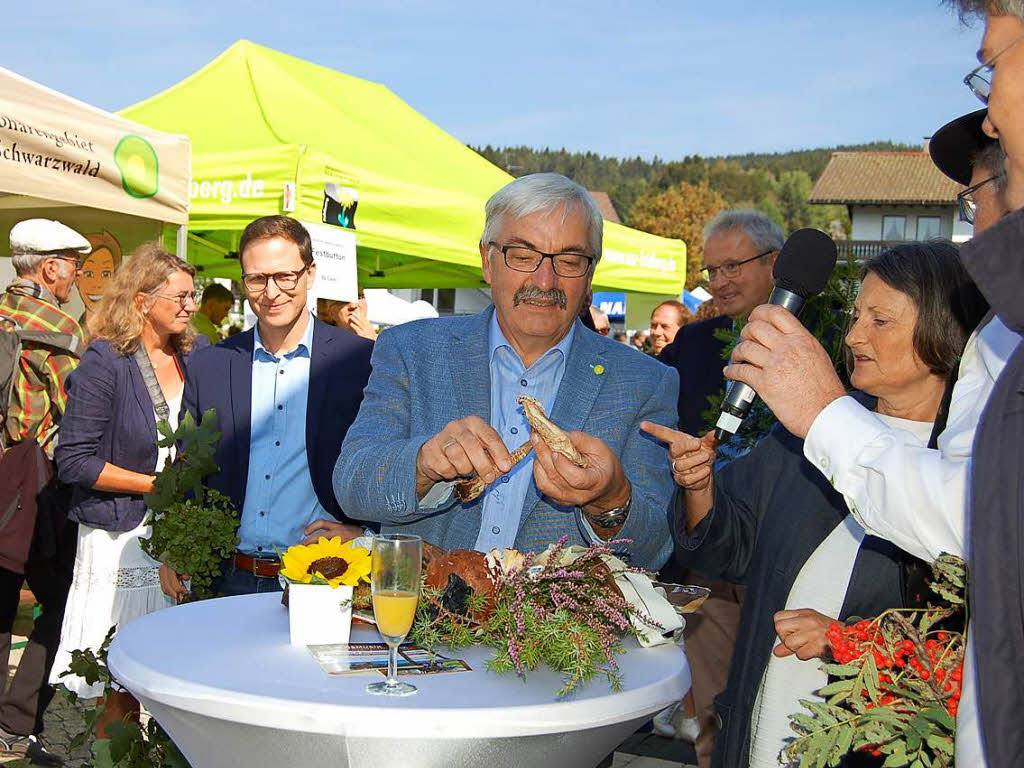 Helmut Kaiser, Brgermeister von Dachsberg und Ibach, hatte gleich mehrer Pflanzen und Pilze dabei, die Regierungsprsidentin Brbel Schffer korrekt benennen sollte.