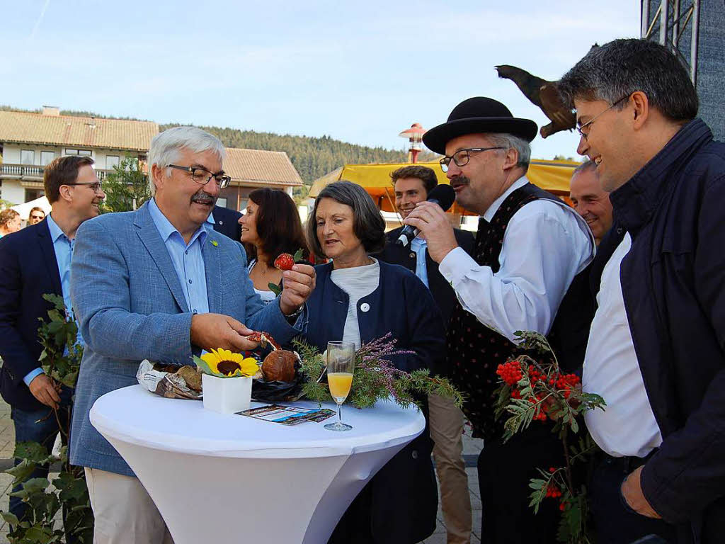 Helmut Kaiser, Brgermeister von Dachsberg und Ibach, hatte gleich mehrer Pflanzen und Pilze dabei, die Regierungsprsidentin Brbel Schffer korrekt benennen sollte.