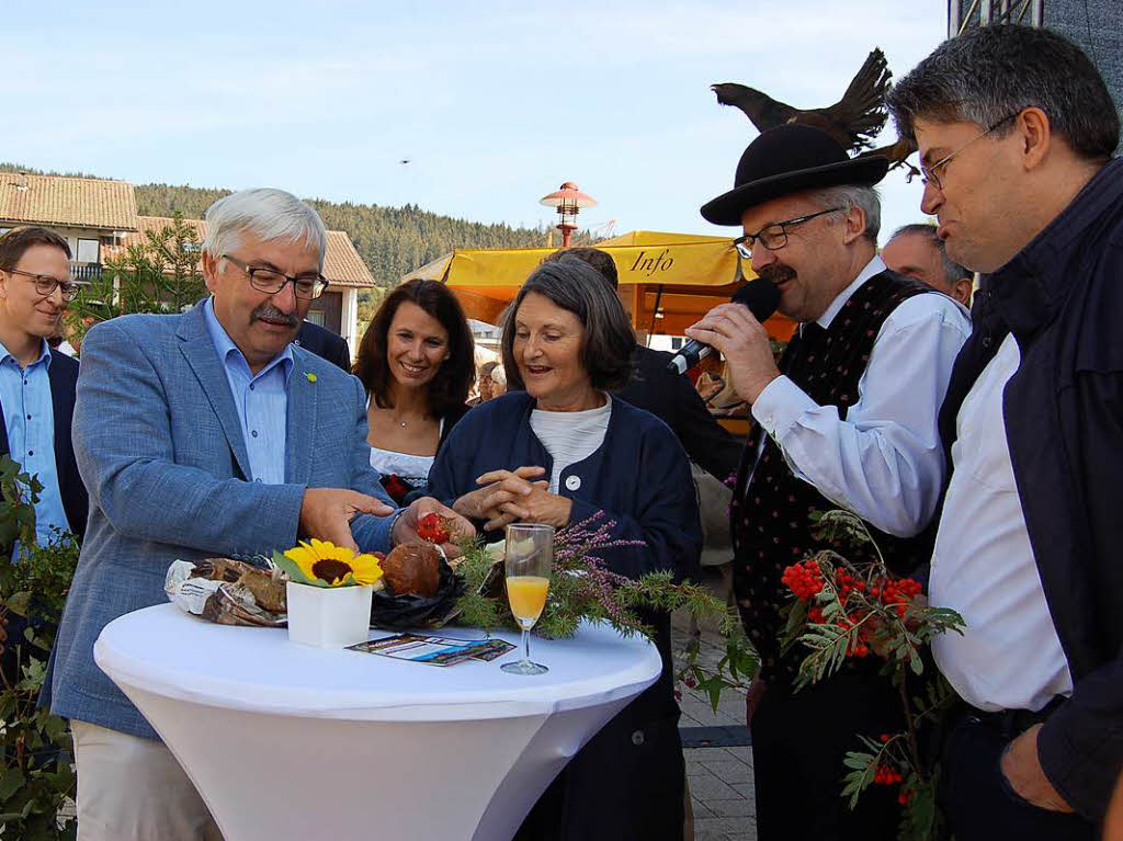 Helmut Kaiser, Brgermeister von Dachsberg und Ibach, hatte gleich mehrer Pflanzen und Pilze dabei, die Regierungsprsidentin Brbel Schffer korrekt benennen sollte.