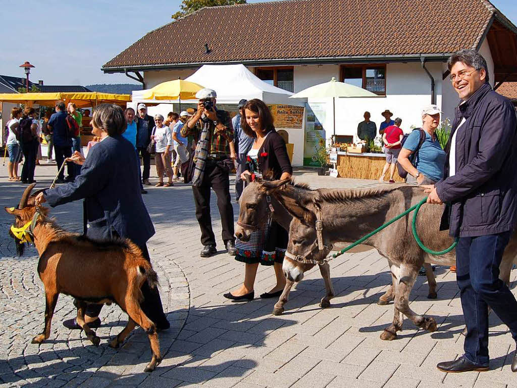 Rita Schwarzelhr-Sutter und Martin Kistler bekamen zwei freundliche Esel als Wanderkameraden fr ihre Biosphren-Prfung.