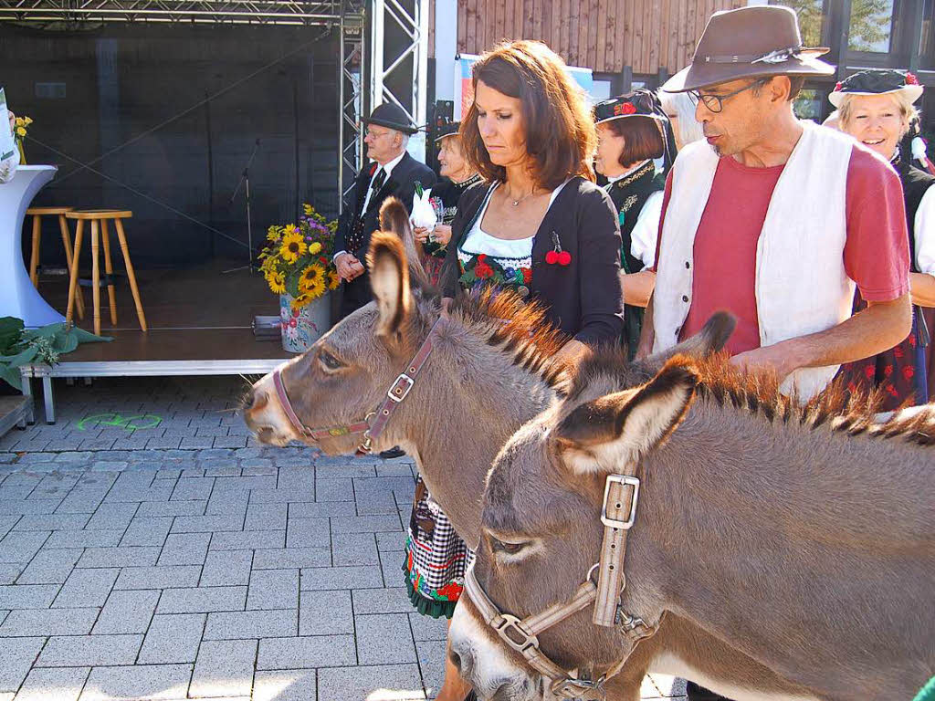 Rita Schwarzelhr-Sutter und Martin Kistler bekamen zwei freundliche Esel als Wanderkameraden fr ihre Biosphren-Prfung.