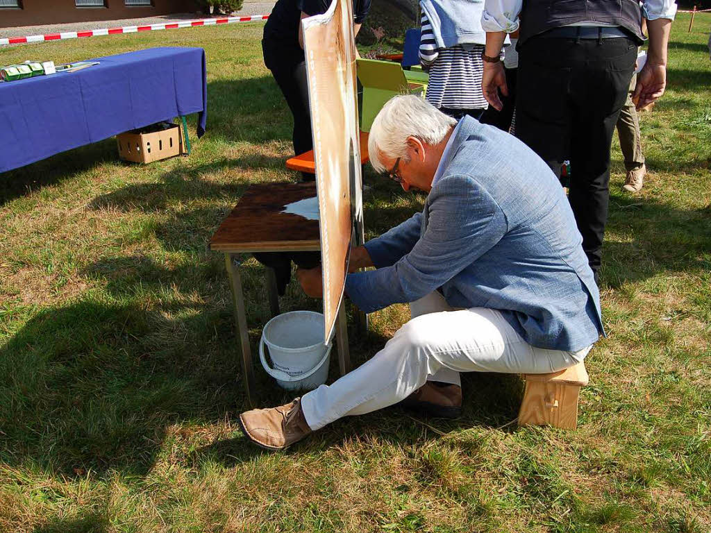 Helmut Kaiser versucht sich als Melker.