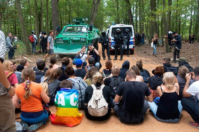 Teilnehmer einer Demonstration gegen d... Polizei abgesperrten Wald vordrangen.  | Foto: dpa