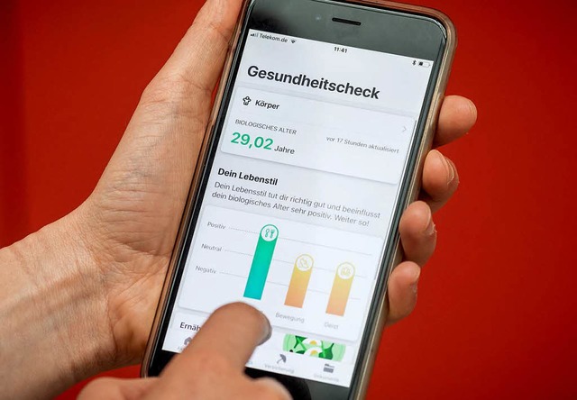 Ein Handybildschirm zeigt die App &quo...g der neuen digitalen Gesundheitsakte.  | Foto: dpa