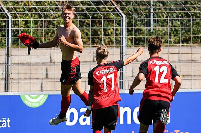 Laurin Tost bejubelt den 4:4-Ausgelichstreffer gegen den FC Bayern.  | Foto: Patrick Seeger