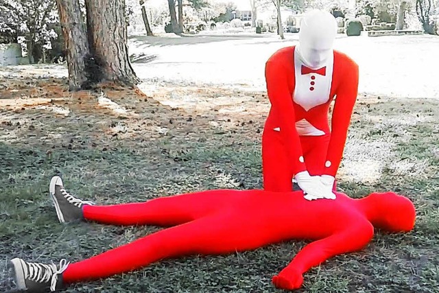 Schauspieler in roten Morphsuits mache...imationstraining teilnehmen zu knnen.  | Foto: promo