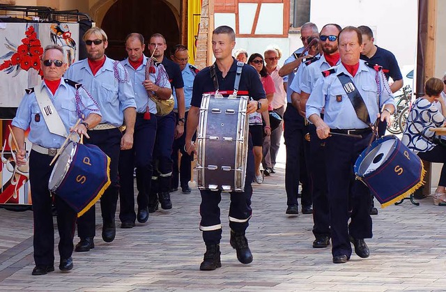 Die Kapelle der franzsischen  Feuerwe...m Festsonntag musizierend durchs Dorf.  | Foto: Lena Roser