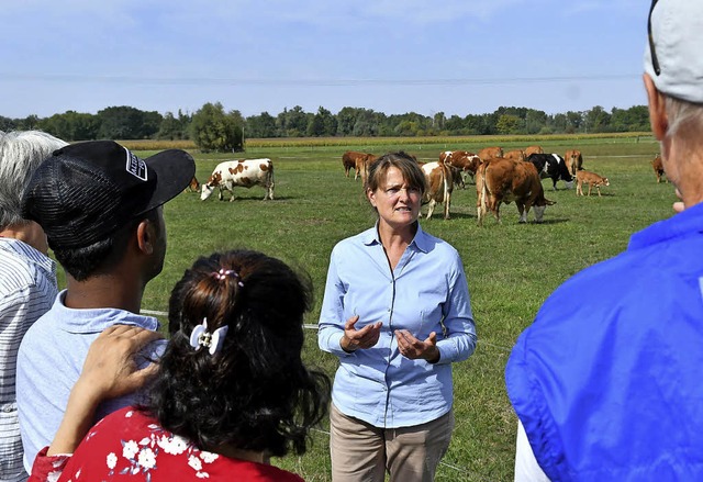 Landwirtin Elvira Hosch erzhlt ber natrliche Haltung der Khe.   | Foto: Wolfgang Knstle