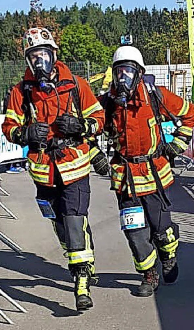 Raffael Rimkus (links) und Pascal Kirn...m Weg zum Testturm von Thyssen-Krupp.   | Foto: Nordmann