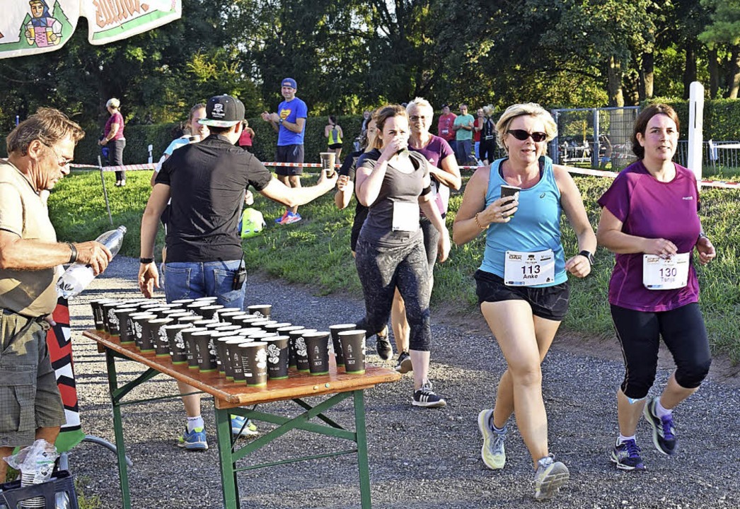 Das Tri-Team Kaiserstuhl versorgte die...erinnen beim Ladies Run mit Getrnken.  | Foto: Cecile Buchholz