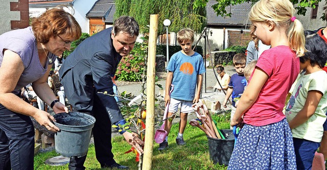 Viele Kinder halfen Pfarrer Mhlherr i...rgarten beim Pflanzen des Apfelbaums.   | Foto: Gerhard Lck