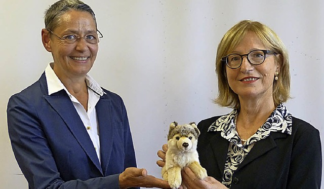 Claudia Bengel berreicht an Susanne Self-Prdhumeau ein Maskottchen  | Foto: C. Haist