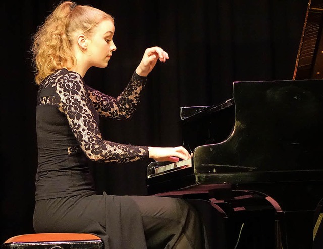 Die junge Pianistin Elisabeth Brauss im Rheinfelder Brgersaal  | Foto: R. Frey