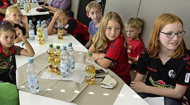 Junge Sportclub-Fans mit der Lizenz zum Profis-Befragen  | Foto: Ingo Schneider
