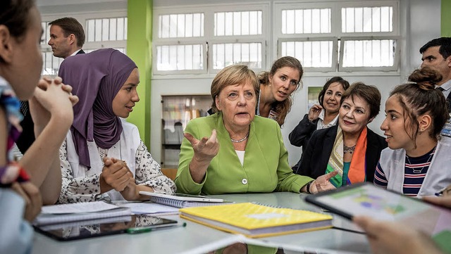 Kanzlerin Merkel besuchte in Algier di...tschstunde in einem Mdchengymnasium.   | Foto: DPA