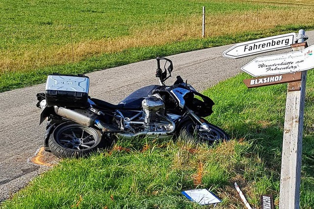 Den Motorradfahrer, der bei diesem Unf...tet hatte, sucht die Polizei dringend.  | Foto: Kamera24
