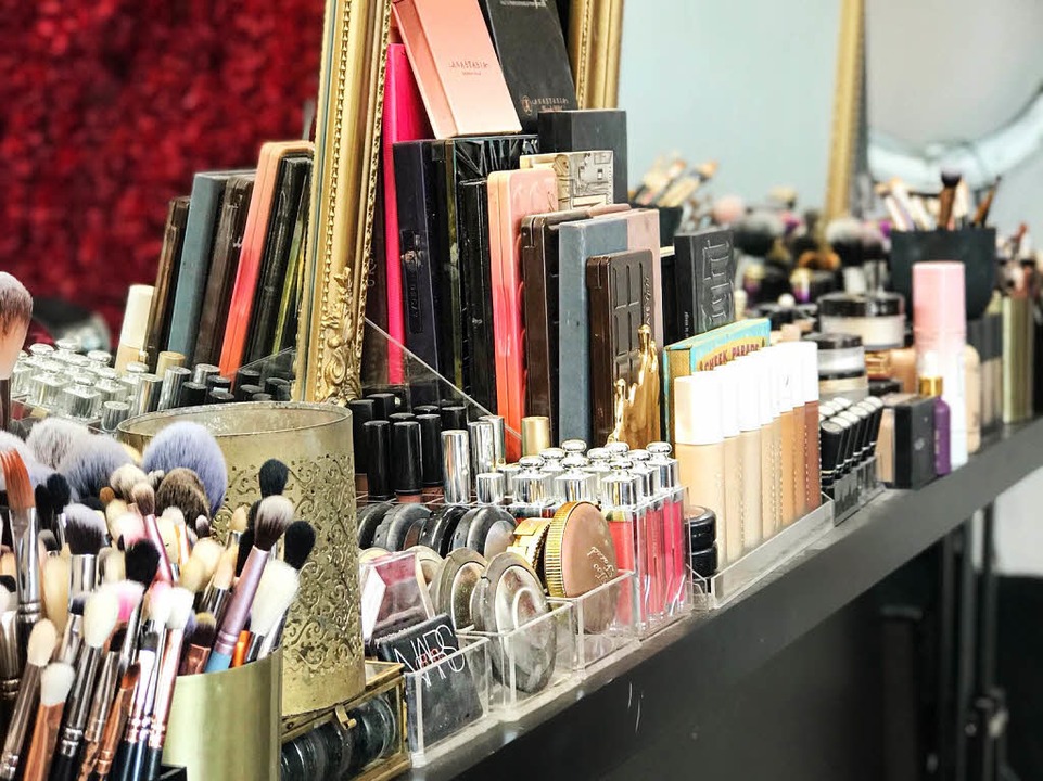 Bei Noura Noor in der Gartenstrae gibt&#8217;s viel Make Up.  | Foto: Neele Hofmann