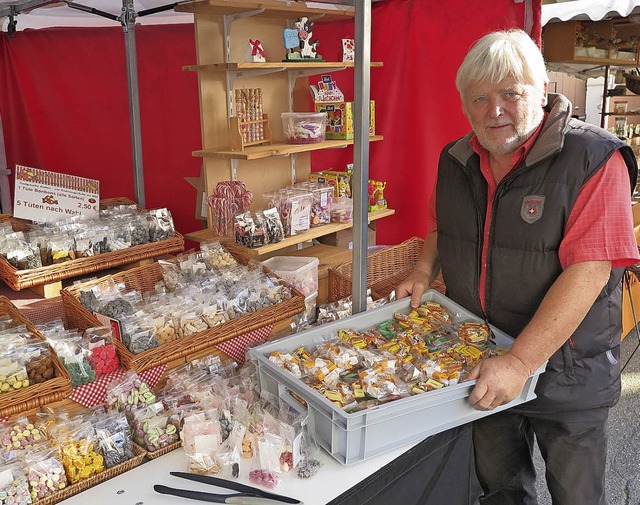 Bonbons wie aus Omas Zeiten? Ein Renne...el Haller Ntzliches an seinem Stand.   | Foto: Beatrice Ehrlich