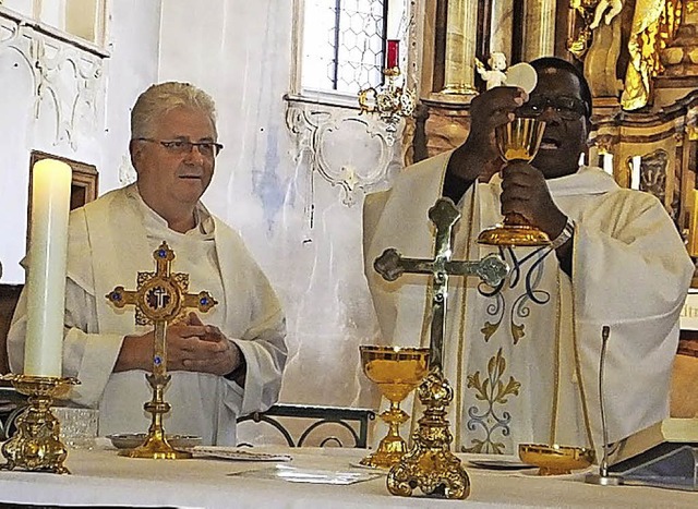Pater Roman und Pfarrer Linus Ibekwe beim  Gottesdienst.   | Foto: Morath