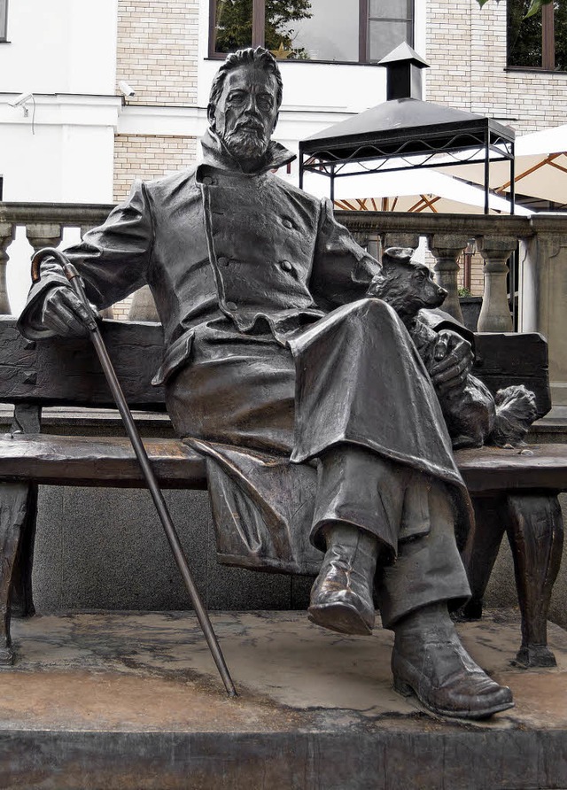 Eine Bronzestatute erinnert in Zvenigo...dtischen Krankenhaus gearbeitet hat.   | Foto: Aleksandr Lychagin/stock.adobe.com