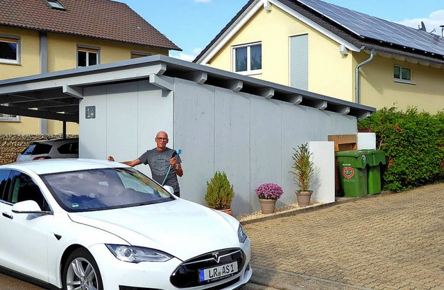 Alexander Schanze aus Sulz mit seinem ...mit dem Strom vom eigenen Dach tankt.   | Foto: Stadt Lahr